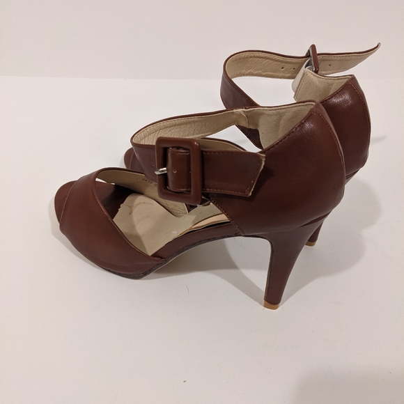 Classic brown heels - brand new with original box - Picture 4 of 4